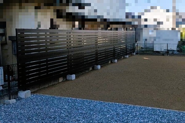 目隠しフェンスと人工芝の施工写真